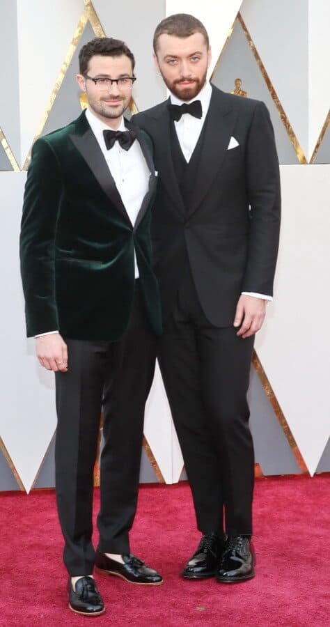 Sam Smith e desconhecido - jaquetas de jantar verde de veludo são legais, mas mocassins de borla sem meia não são para eventos de gravata preta
