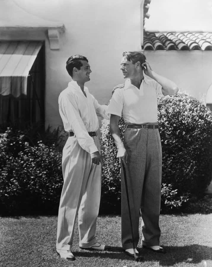 Cary Grant dans The Red List portant des spectateurs et un pantalon ample