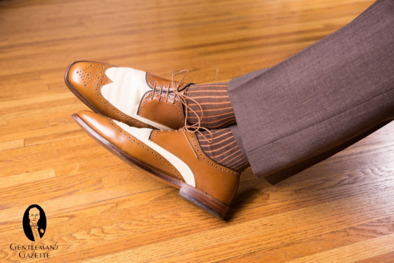 Hnědé kalhoty k obleku s hnědobílými diváky od Allena Edmondse