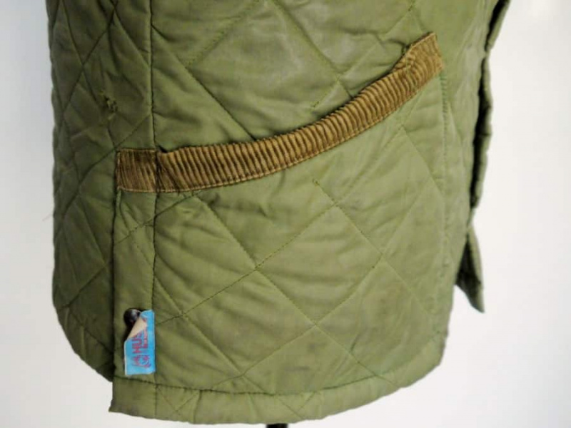 Vue latérale de la veste matelassée Husky avec poches plaquées en biais et fentes latérales