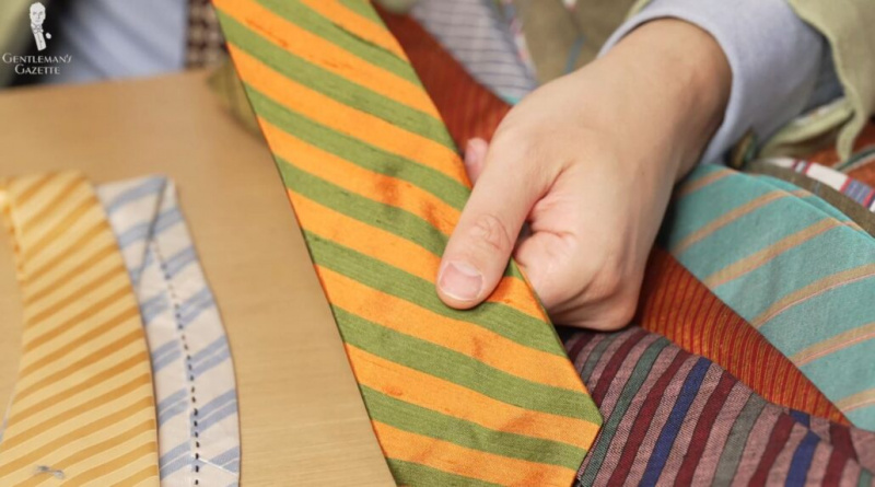 Ici, nous voyons une cravate audacieuse dans une combinaison de couleurs verte et orange