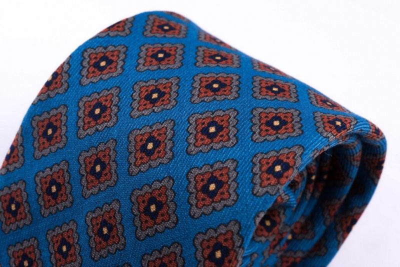 Cravate Challis en laine turquoise avec motif gris, orange, bleu marine et jaune de Fort Belvedere
