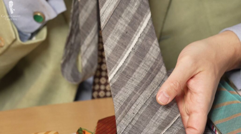 Une cravate plus formelle appropriée pour un mariage d