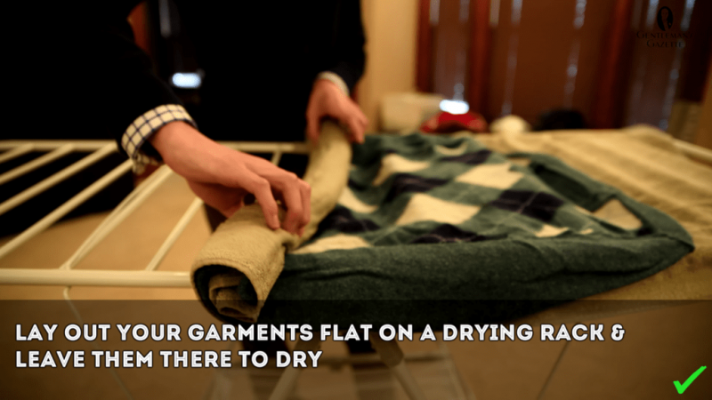Posez vos vêtements à plat sur un étendoir et laissez sécher