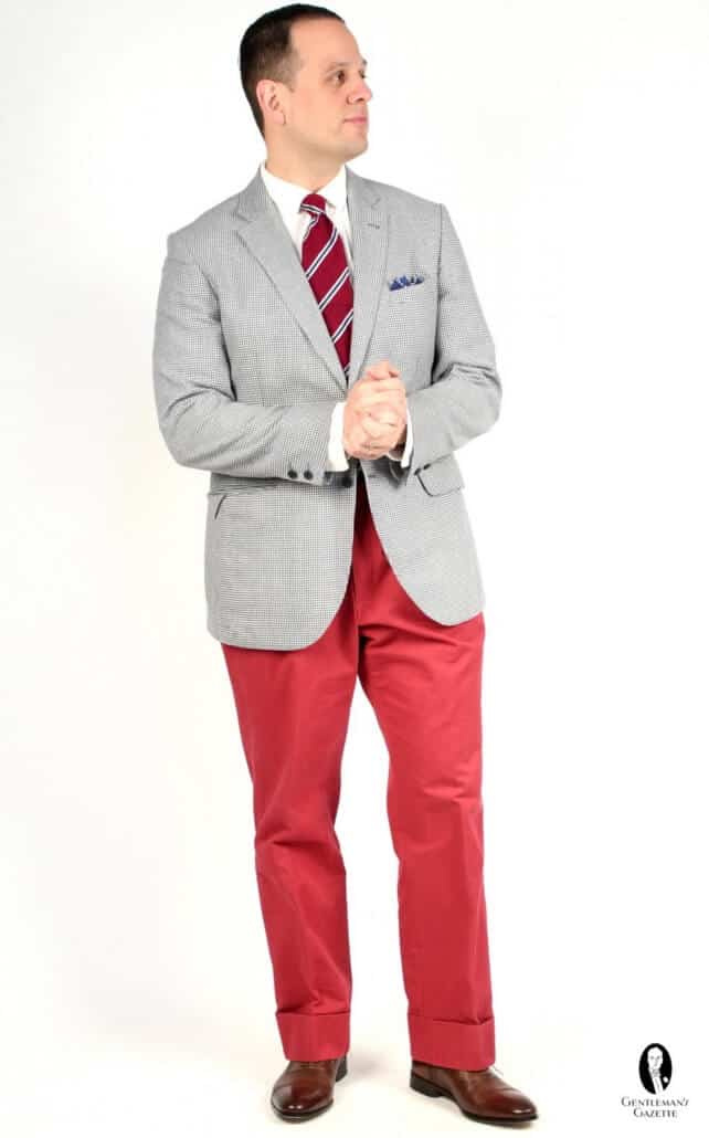 Нантуцкет Црвене панталоне са плаво-белим спортским капутом, платненим квадратним џепом и црвено-плавом краватом