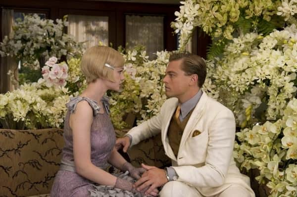 Gatsby rencontre marguerite pour un t-shirt en costume en lin blanc à revers en pointe, chemise grise avec poignets simples et épingle de col, gilet marron et pochette de costume et cravate à rayures jaunes