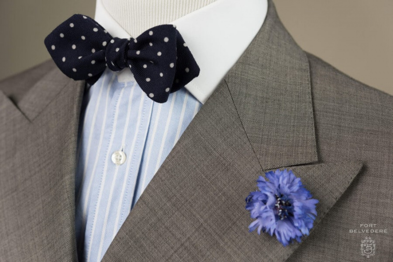 Chemise Winchester avec noeud papillon en laine Challis marine à pois blancs associé à une boutonnière bleu bleuet boutonnière fleur en soie - Fait à la main par Fort Belvedere