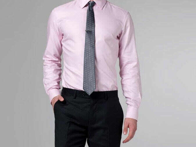 Une chemise de ville rose doit être portée avec une attention particulière aux détails