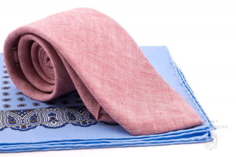 Cravate 3 plis rouge et blanc cassé en laine à chevrons et pochette de costume en soie cachemire bleu clair - Fait main par Fort Belvedere