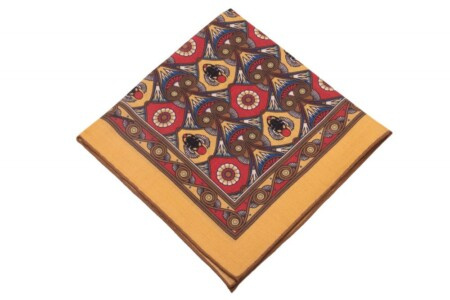 Pochette Jaune Paille Motif Scarabée Egyptien en laiton vieilli, bleu, noir, rouge cardinal avec bord contrastant marron