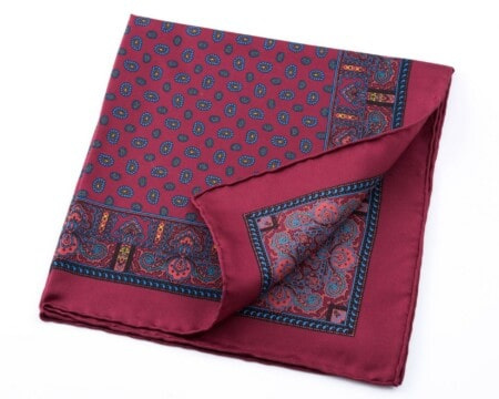 Pochette de costume en soie bordeaux à petits motifs Paisley