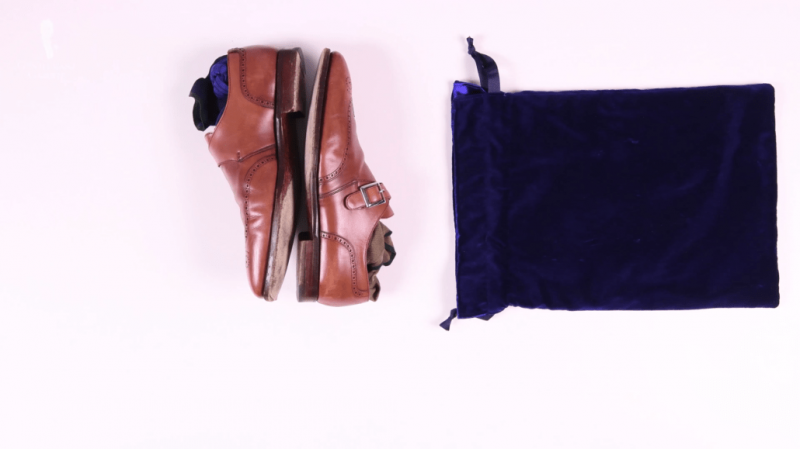 Bruine schoenen en een schoenentas