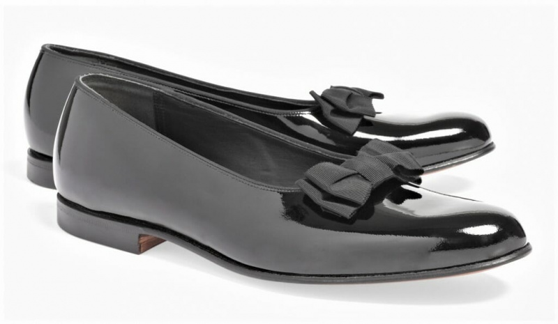 Um par de sapatos formais de estilo clássico da Brooks Brothers, com laços apertados.