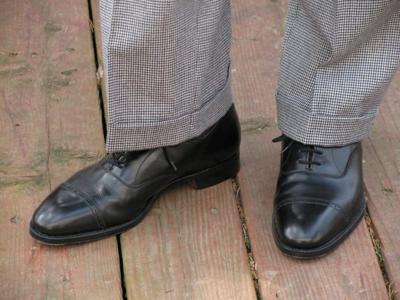 Хоундстоотх панталоне са манжетнама, што је мало неформално за колица, са четвртином брог оксфорда у црној боји