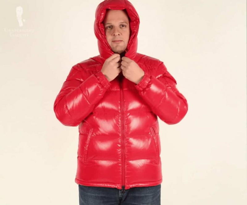 Рафаел у црвеној Монцлер пуфер јакни са капуљачом