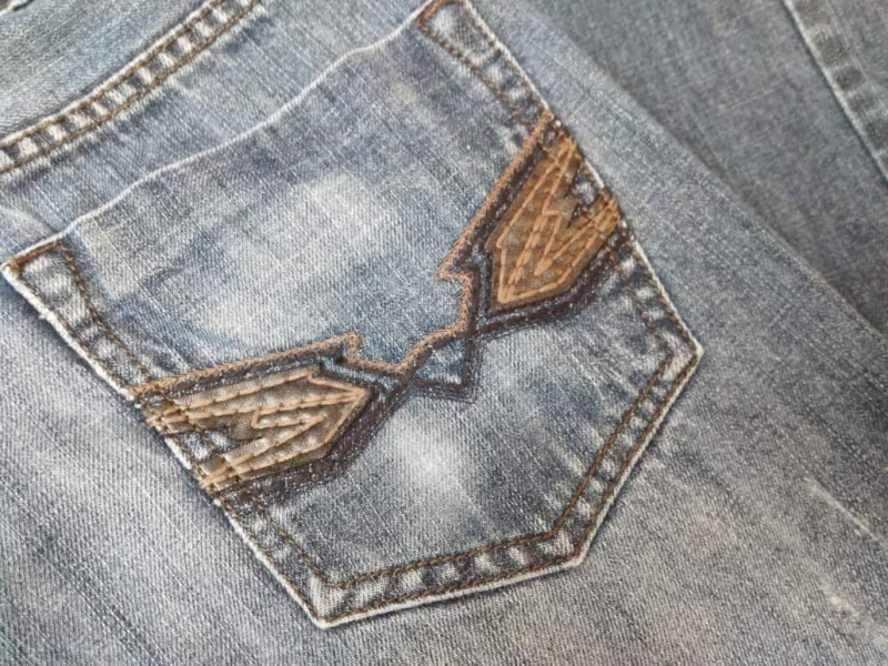 Vermijd jeans met overmatig contrasterend stiksel