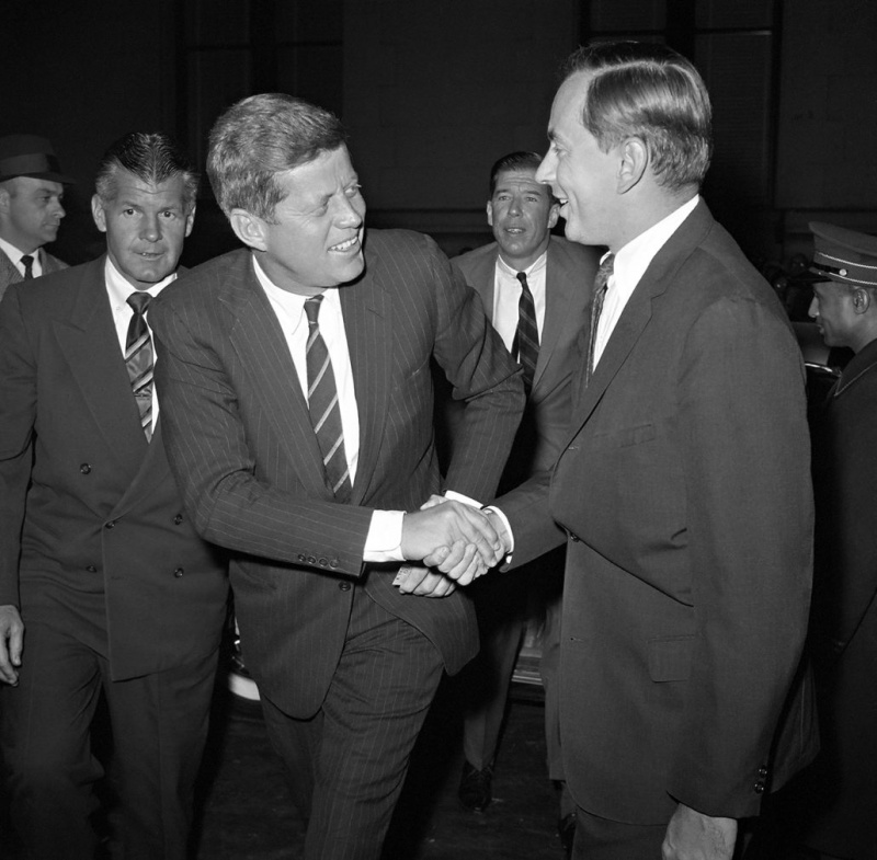 Новоизабрани председник Кенеди и Гор Видал се рукују – фотографија са вок-а