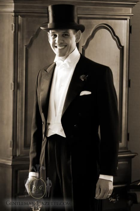 Sven Raphael Schneider in witte stropdas