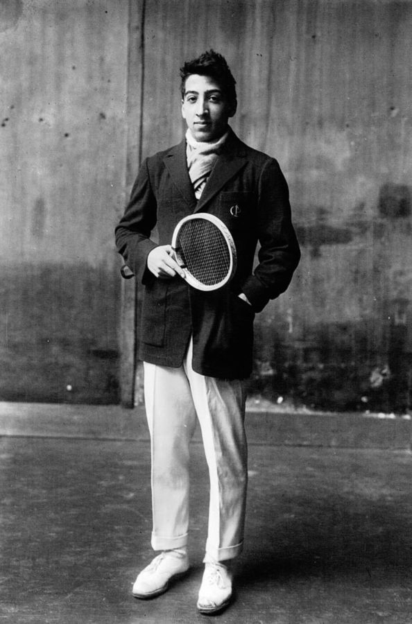 René Lacoste avec sa tenue de tennis formelle
