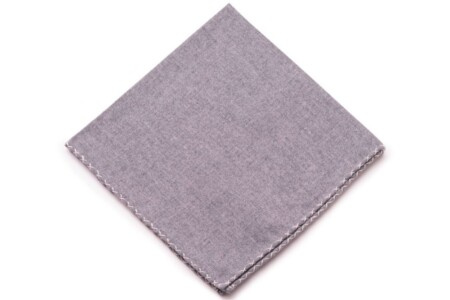 Pochette de costume en flanelle de coton gris clair doux avec bords en X gris clair roulés à la main