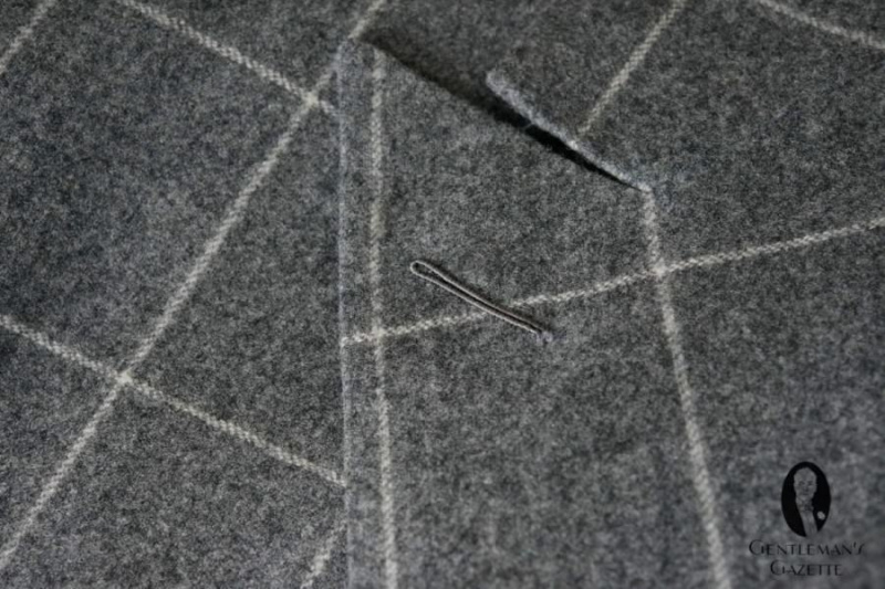 Maslow a menudo usa chaquetas de un solo pecho con cuartos abiertos al frente.