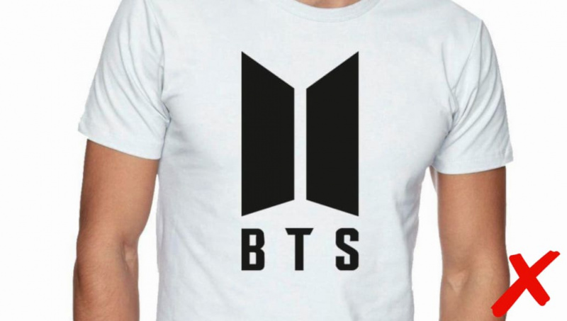 camiseta branca com logo do BTS