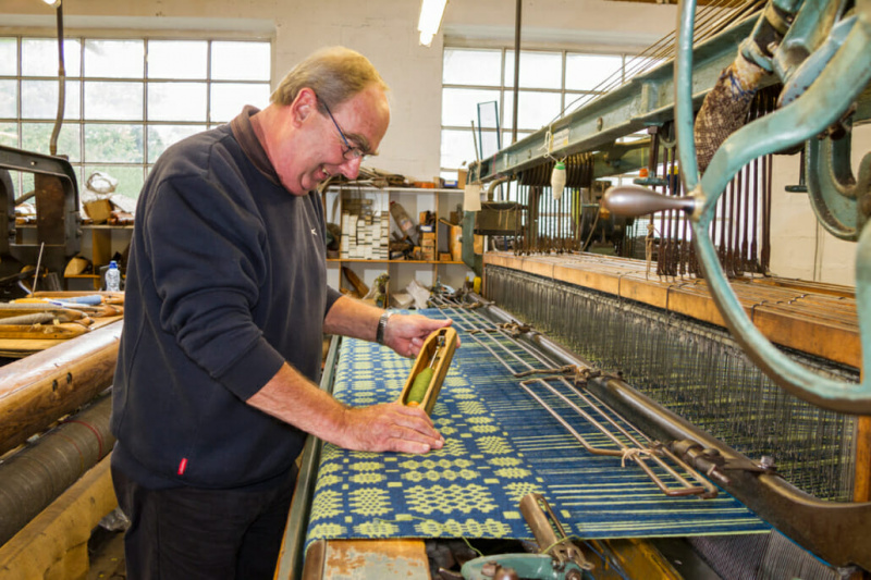 Tecelagem de lã nas fábricas Trefriw no País de Gales
