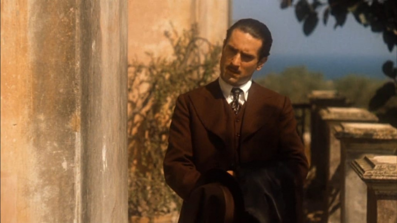 Vito Corleone v hnědém obleku se zaoblenými klopami