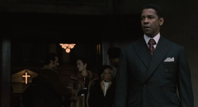 Denzel Washington em um terno estampado preto