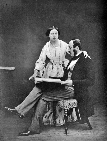 La reine Victoria et le prince Albert portant des bottes noires Balmoral en 1854