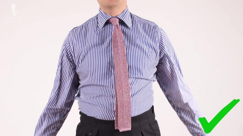 Raphael portant une chemise à manches longues à rayures bleues avec une cravate en tricot chiné rose