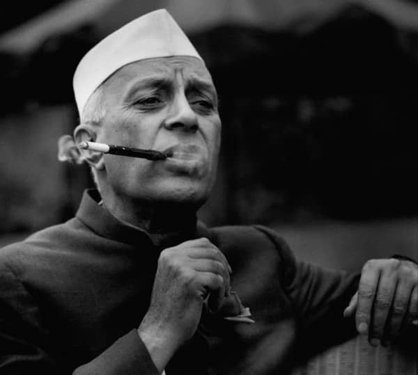 Nehru fumant