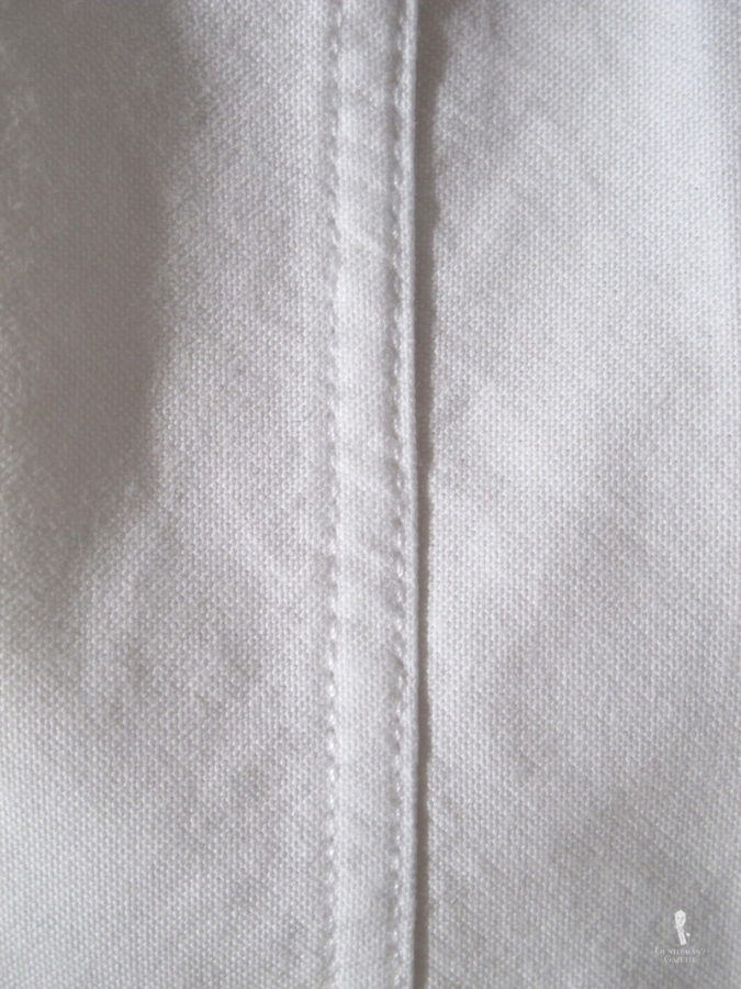 Dvojité jehlové šití - charakteristický znak podřadných košil