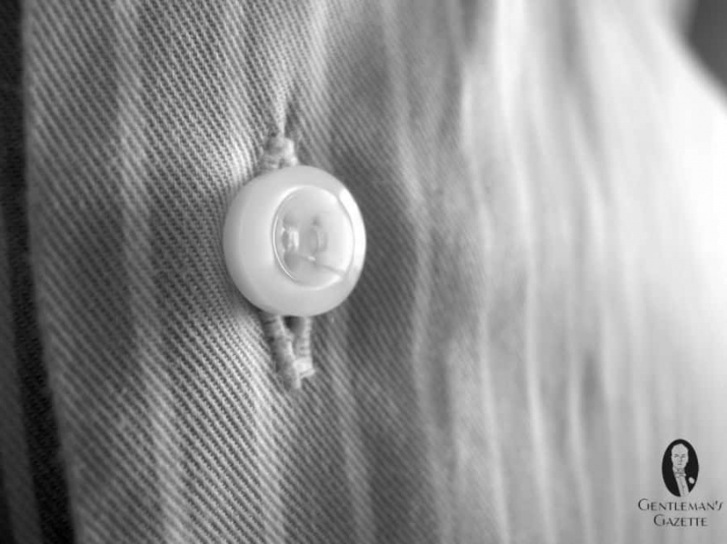 Le bouton en polyester sans tige entraîne des plis de boutonnière