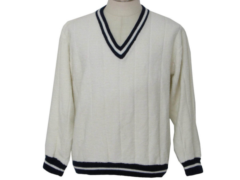 Vintage svetry, jako je tento, jsou často levnější a lze je najít v sekáčích