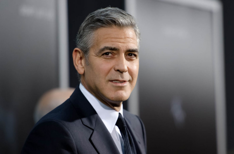 George Clooney feliz de lucir su edad con pelo de sal y pimienta