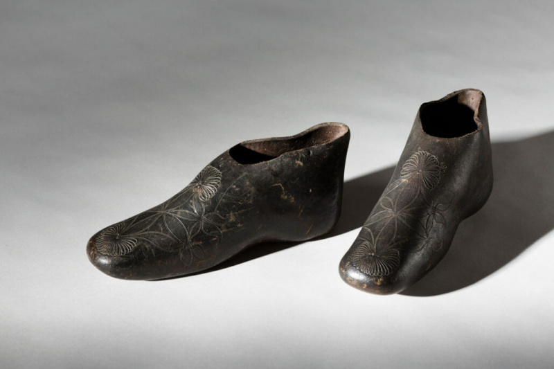 Um par de galochas de borracha do início do século 19 na coleção Bata Shoe Museum.