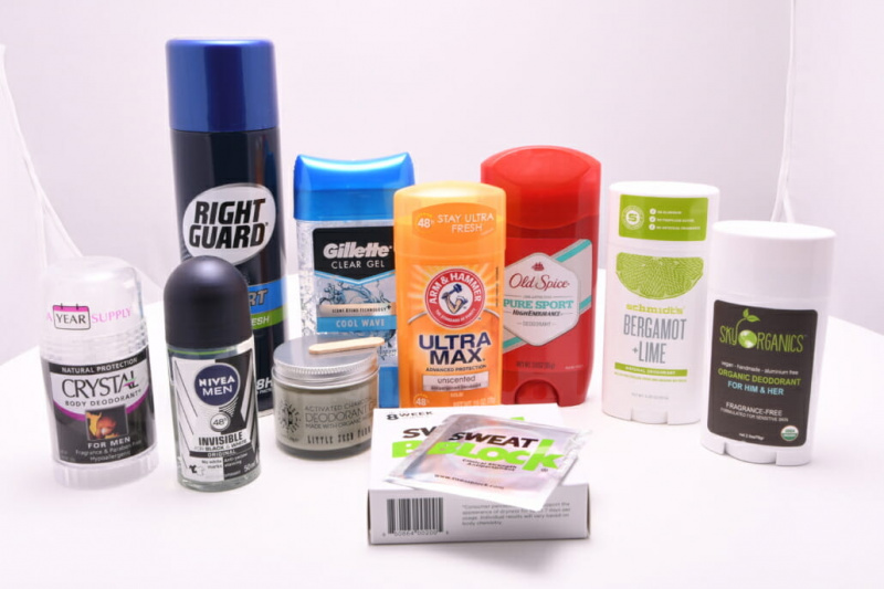 Různé druhy deodorantů a antiperspirantů.