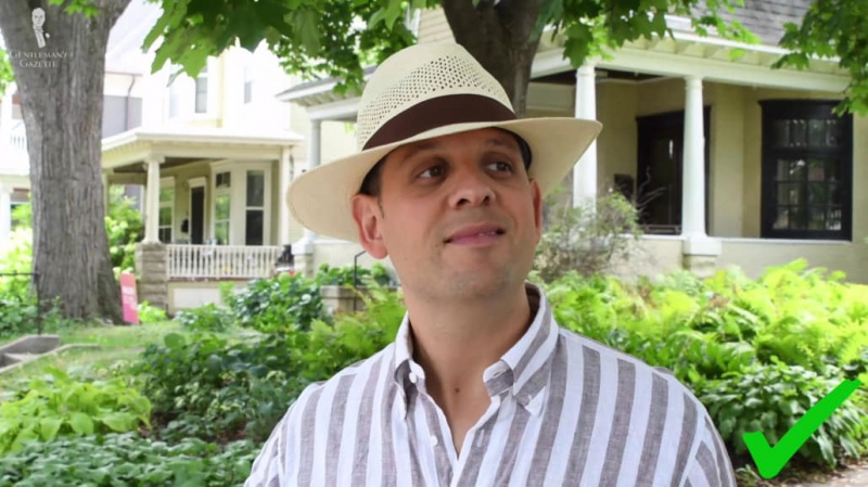 Raphael aqui usa um chapéu Panamá - uma escolha muito mais distinta de touca de verão do que um boné.