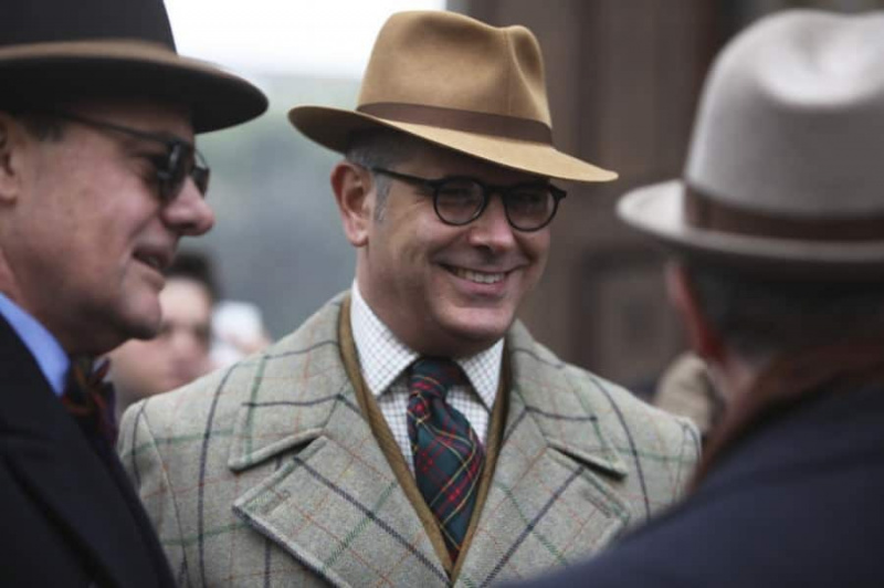 Карирани Улстер капут са Таттерсалл кошуљом, тартан краватом, са федором са дугим ободом и свиленом траком за шешир