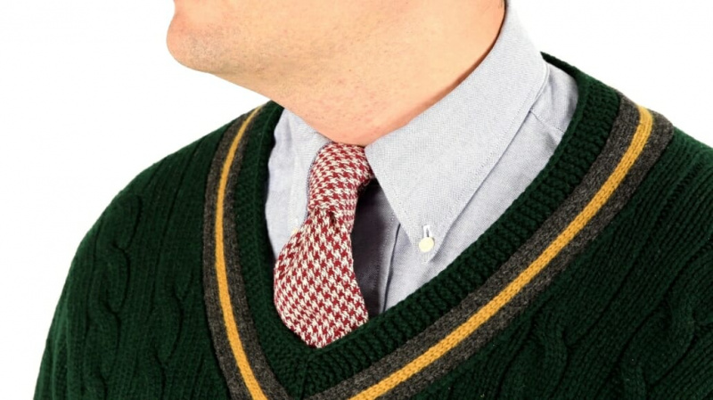 Camisa de gola OCBD com suéter de tênis verde e gravata houndstooth
