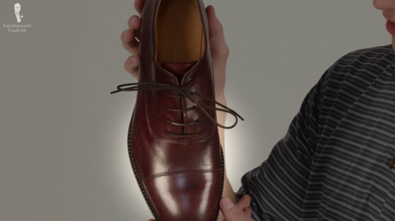 A gáspea é a parte do sapato entre o dedo do pé e a área do cadarço e
