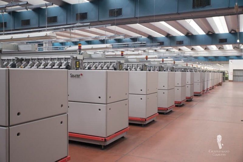 Vitale Barberis Canonico possède une usine très moderne avec de nombreuses machines à la pointe de la technologie