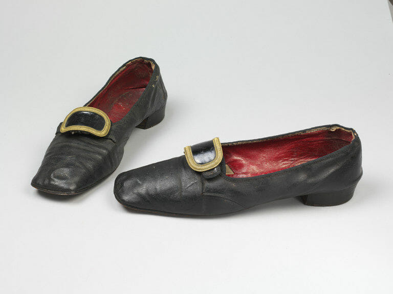 Os sapatos masculinos com fivela do período da Regência foram os precursores dos chinelos modernos