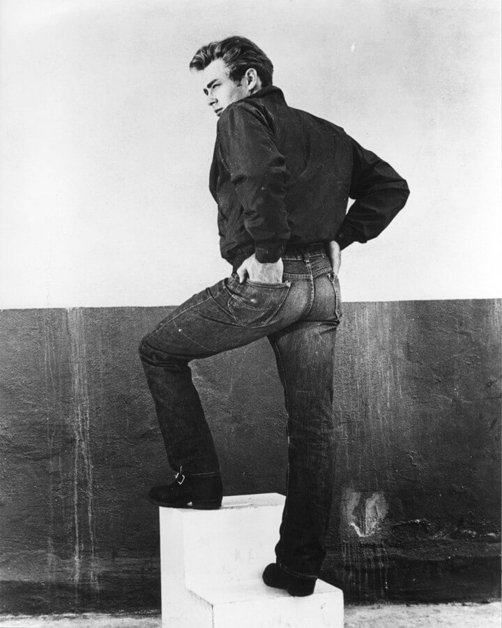 James Dean mostra o ajuste de sua calça jeans em Rebel Without a Cause.