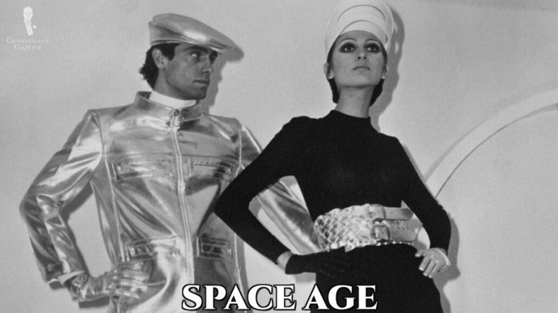 Um homem e uma senhora vestindo roupas inspiradas na era espacial.
