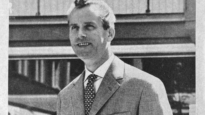 Um cavalheiro na década de 1960 vestindo um terno.