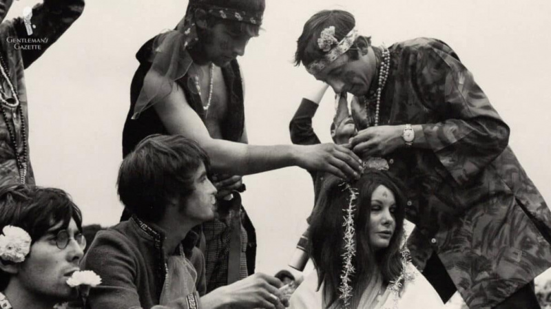 Um grupo de hippies usando lenços como chapéu.