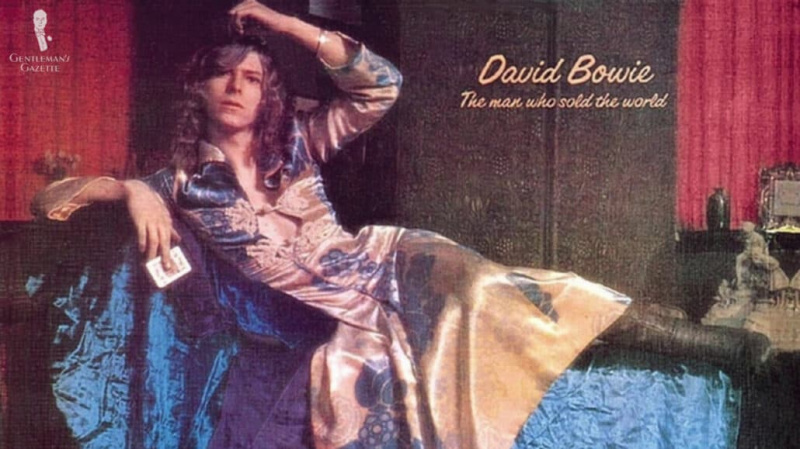 David Bowie usando um vestido floral dourado.