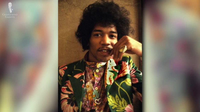 Jimi Hendrix porte une tenue bohème ou inspirée du Flower Power.